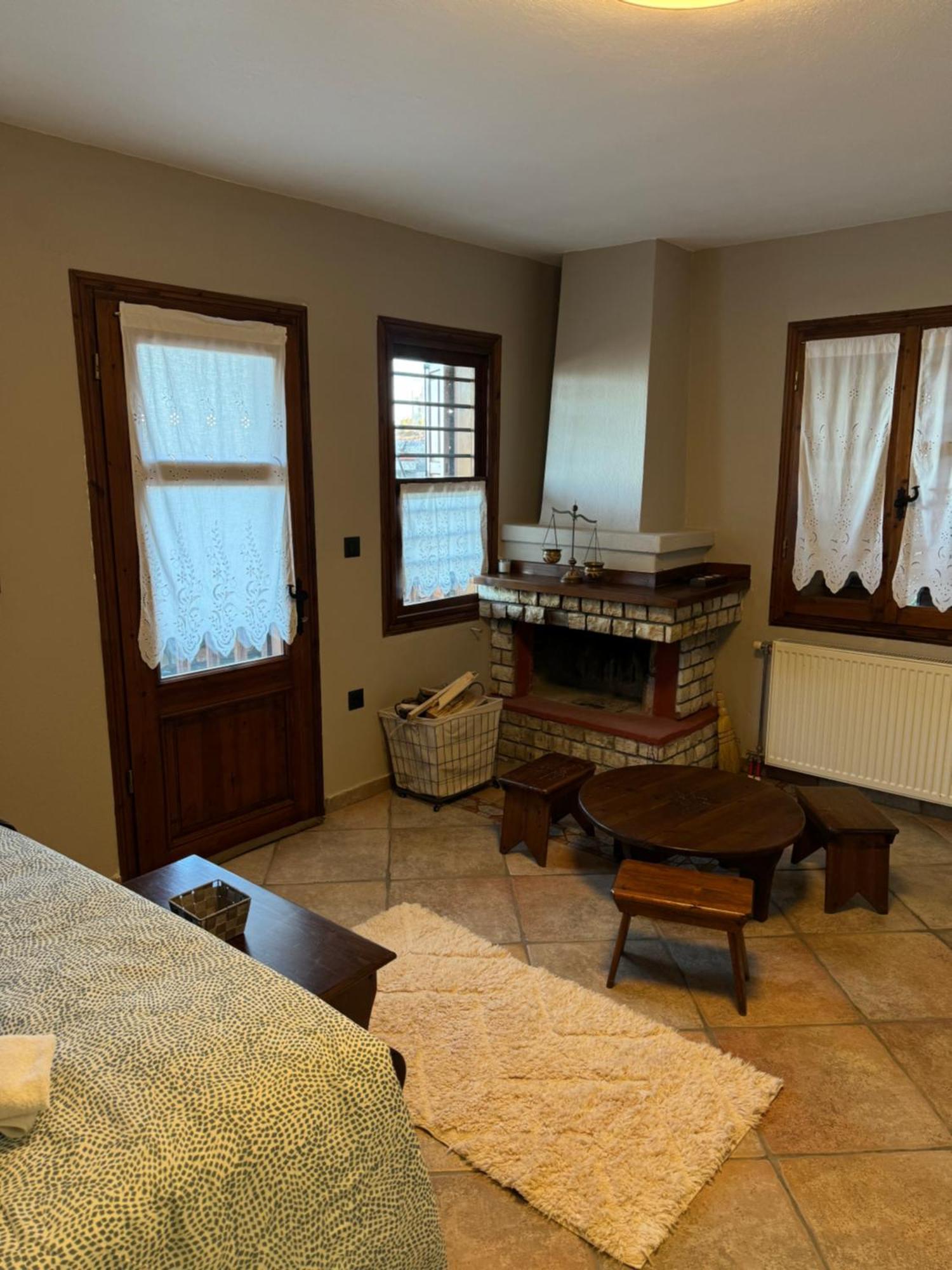 Enastron Guesthouse Palaios Panteleimonas Ngoại thất bức ảnh